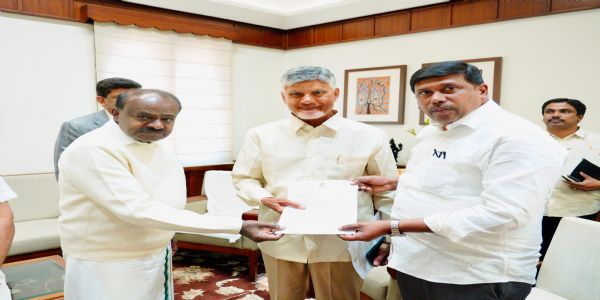 ಕೃಷ್ಣಾ ನದಿ ನೀರು ನೆರೆಯ ಕೋಲಾರ ಜಿಲ್ಲೆಗೆ ಹರಿಸಲು ಆಂಧ್ರ ಮುಖ್ಯಮಂತ್ರಿ ಚಂದ್ರಬಾಬು ನಾಯ್ಡು ಗೆ ಸಂಸದ ಮಲ್ಲೇಶ್ ಬಾಬು ಮನವಿ