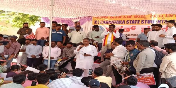 ಖಾಲಿ ಹುದ್ದೆಗಳ ನೇಮಕಾತಿಗೆ ಆಗ್ರಹ ; ಫ್ರೀಡಂ ಪಾರ್ಕ್‌ನಲ್ಲಿ ವಿದ್ಯಾರ್ಥಿಗಳ ಪ್ರತಿಭಟನೆ