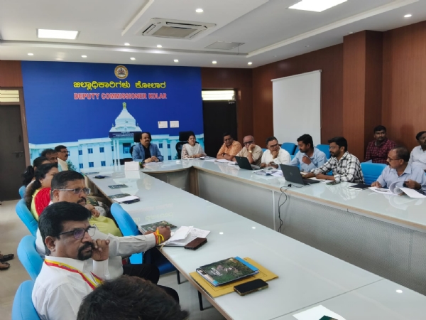 ಪುರಾತತ್ವ ಸ್ಮಾರಕಗಳನ್ನು ರಕ್ಷಿಸಲು ಯೋಜನೆ ರೂಪಿಸಲು ಕೋಲಾರ ಜಿಲ್ಲಾಧಿಕಾರಿ ಡಾ. ಎಂ.ಆರ್.ರವಿ ಅಧಿಕಾರಿಗಳ ಸಭೆ ನಡೆಸಿದರು.