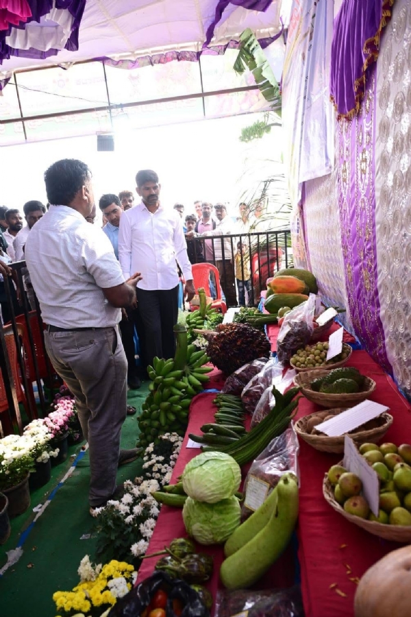 ಕುರುಗೋಡು ಉತ್ಸವ: ಜನಾಕರ್ಷಿಸಿದ ಮಳಿಗೆಗಳು