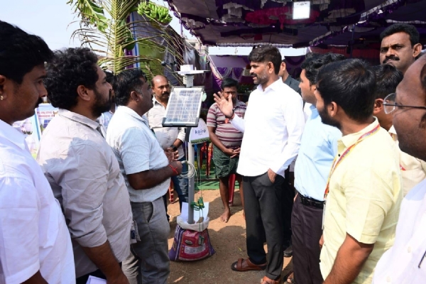 ಕುರುಗೋಡು ಉತ್ಸವ: ಜನಾಕರ್ಷಿಸಿದ ಮಳಿಗೆಗಳು