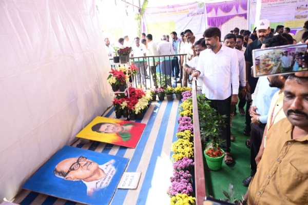 ಕುರುಗೋಡು ಉತ್ಸವ: ಜನಾಕರ್ಷಿಸಿದ ಮಳಿಗೆಗಳು