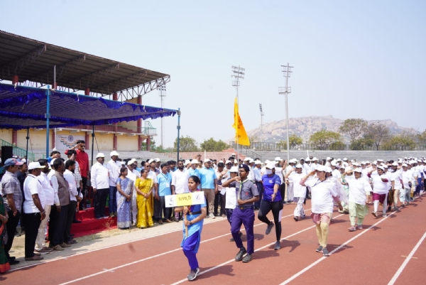 ಸರ್ಕಾರಿ ನೌಕರರ ಪ್ರಾಮಾಣಿಕತೆಯಿಂದ ಸರ್ಕಾರಕ್ಕೆ ಗೌರವ : ಶಾಸಕ ನಾರಾ ಭರತರೆಡ್ಡಿ ಸರ್ಕಾರಿ ನೌಕರರ ಪ್ರಾಮಾಣಿಕತೆಯಿಂದ ಸರ್ಕಾರಕ್ಕೆ ಗೌರವ : ಶಾಸಕ ನಾರಾ ಭರತರೆಡ್ಡಿ