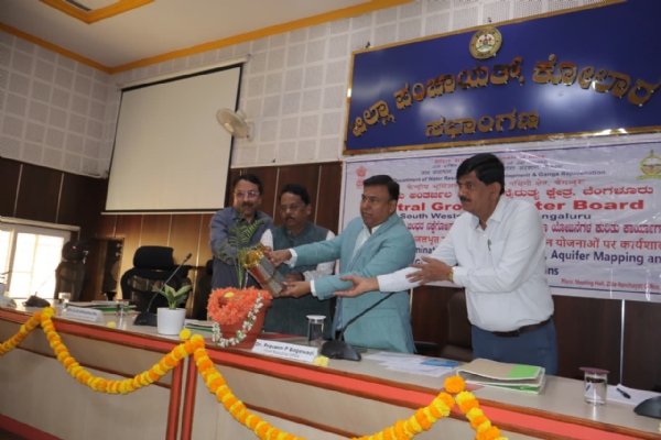 ಕೋಲಾರದಲ್ಲಿ ನಡೆದ ಜಲ ಸಂಚಾಯ್ ಜನ ಭಾಗೀದಾರರ ಸಭೆಯನ್ನು ಜಿಲ್ಲಾ ಪಂಚಾಯಿತಿ ಮುಖ್ಯ ಕಾರ್ಯನಿರ್ವಹಣಾಧಿಕಾರಿ ಪ್ರವೀಣ್ ಬಾಗೇವಾಡಿ ಉದ್ಘಾಟಿಸಿದರು.