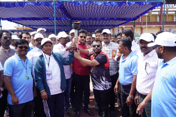 ಸರ್ಕಾರಿ ನೌಕರರ ಪ್ರಾಮಾಣಿಕತೆಯಿಂದ ಸರ್ಕಾರಕ್ಕೆ ಗೌರವ : ಶಾಸಕ ನಾರಾ ಭರತರೆಡ್ಡಿ ಸರ್ಕಾರಿ ನೌಕರರ ಪ್ರಾಮಾಣಿಕತೆಯಿಂದ ಸರ್ಕಾರಕ್ಕೆ ಗೌರವ : ಶಾಸಕ ನಾರಾ ಭರತರೆಡ್ಡಿ