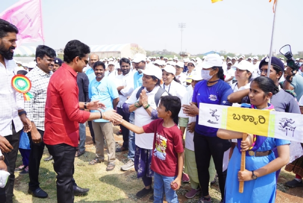 ಸರ್ಕಾರಿ ನೌಕರರ ಪ್ರಾಮಾಣಿಕತೆಯಿಂದ ಸರ್ಕಾರಕ್ಕೆ ಗೌರವ : ಶಾಸಕ ನಾರಾ ಭರತರೆಡ್ಡಿ ಸರ್ಕಾರಿ ನೌಕರರ ಪ್ರಾಮಾಣಿಕತೆಯಿಂದ ಸರ್ಕಾರಕ್ಕೆ ಗೌರವ : ಶಾಸಕ ನಾರಾ ಭರತರೆಡ್ಡಿ