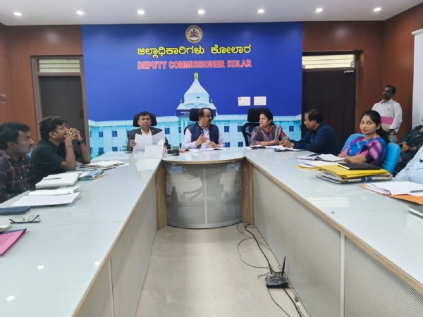 ಜಿಲ್ಲಾಧಿಕಾರಿಗಳ ಕಛೇರಿಯ ಸಭಾಂಗಣದಲ್ಲಿ ಜಿಲ್ಲಾಧಿಕಾರಿಗಳು ಅಧಿಕಾರಿಗಳ ಸಭೆ ನಡೆಸಿದರು. ಜಿಲ್ಲಾಧಿಕಾರಿಗಳ ಕಛೇರಿಯ ಸಭಾಂಗಣದಲ್ಲಿ ಜಿಲ್ಲಾಧಿಕಾರಿಗಳು ಅಧಿಕಾರಿಗಳ ಸಭೆ ನಡೆಸಿದರು.