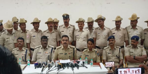 ಚಿನ್ನದಂಗಡಿಯ ದರೋಡೆಕೋರರಿಬ್ಬರ ಬಂಧನ