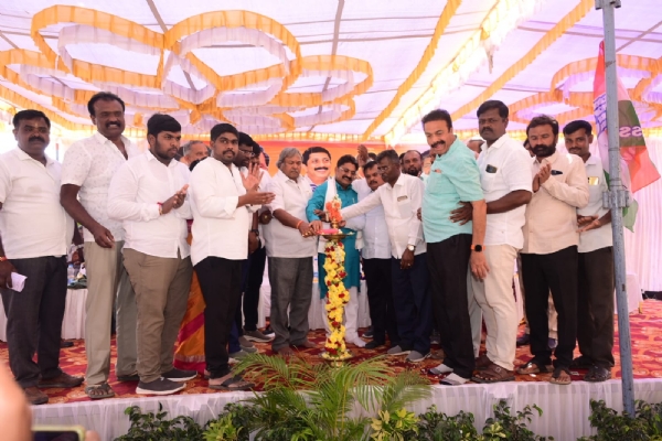 ಬಂಗಾರಪೇಟೆ ವಿಧಾನಸಭಾ ಕ್ಷೇತ್ರದ ವ್ಯಾಪ್ತಿಯ ವಡಗೂರು ಬಳಿ ಗುರುವಾರ ಶಾಸಕ ಎಸ್.ಎನ್.ನಾರಾಯಣಸ್ವಾಮಿ ವಿವಿಧ ಕಾಮಗಾರಿಗಳಿಗೆ ಗುದ್ದಲಿ ಪೂಜೆ ನೆರವೇರಿಸಿದರು.