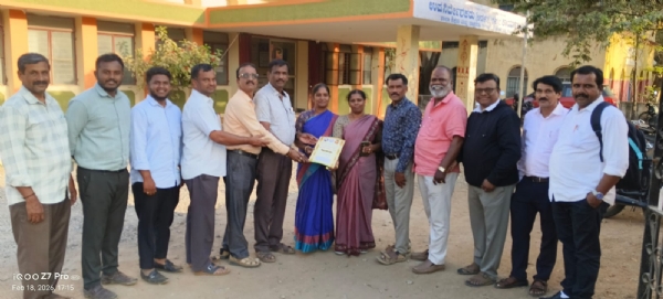 ಕೋಲಾರದ ಡಿಡಿಪಿಐ ಕಚೇರಿ ಮುಂಭಾಗ ಕರ್ನಾಟಕ ರಾಜ್ಯ ಶಾಲಾ ಶಿಕ್ಷಣ ಇಲಾಖೆ ನೌಕರರ ಸಂಘದ ರಾಜ್ಯಾಧ್ಯಕ್ಷ ಎಸ್ ಚೌಡಪ್ಪ ಜಿಲ್ಲಾ ಸಂಘಕ್ಕೆ ರಾಜ್ಯ ಸಮಾವೇಶಕ್ಕೆ ಆಹ್ವಾನ ನೀಡಿದರು.