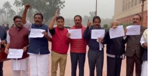 ಕೇಂದ್ರ ಬಜೆಟ್‌ನಲ್ಲಿ ಕೇರಳ ನಿರ್ಲಕ್ಷ್ಯ ಆರೋಪ ; ಸಂಸದರ ಪ್ರತಿಭಟನೆ