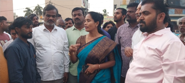 ಚಿತ್ರ ; ಕೋಲಾರ ತಾಲ್ಲೂಕಿನ ನರಸಾಪುರದ ದ್ವಿಪಥ ರಸ್ತೆಯಲ್ಲಿ ಡಾಂಬರೀಕರಣಕ್ಕೆ ಕಾನೂನುಬದ್ಧವಾಗಿ ನೋಟಿಸ್ ನೀಡಿ ಪರಿಹಾರ ನೀಡಿದರೆ ಮಾತ್ರ ನ್ಯಾಯಾಲಯದ ತಡೆಯಾಜ್ಞೆ ತೆರವುಗೊಳಿಸಿ ಎಂದು ಎಪಿಎಂಸಿ ಮಾಜಿ ಅಧ್ಯಕ್ಷೆ ಕುರ್ಕಿ ರಾಜೇಶ್ವರಿ ಹಾಗೂ ಗ್ರಾಮಸ್ಥರು ಪ್ರತಿಭಟನೆ ನಡೆಸಿದರು.