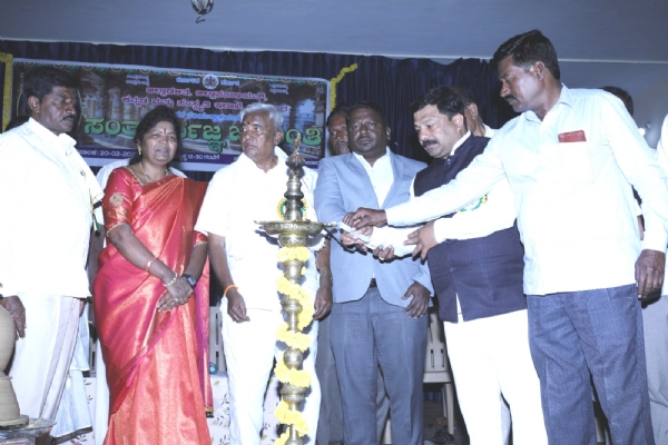 ಚಿತ್ರ ; ಕೋಲಾರ ನಗರದ ಕನ್ನಡ ಭವನದಲ್ಲಿ ಸರ್ವಜ್ಞ ಜಯಂತಿ ಕಾರ್ಯಕ್ರಮವನ್ನು ಉಪವಿಭಾಗಾಧಿಕಾರಿ ಜಂಬಗಿ ರೇಣುಕ ಪ್ರಸಾದ್ ದಿಲೀಪ್ ಉದ್ಘಾಟಿಸಿ ಮಾತನಾಡಿದರು.