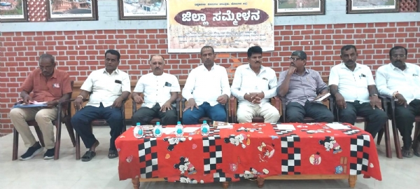 ಚಿತ್ರ : ಕೋಲಾರ ನಗರದಲ್ಲಿ ಕೋಲಾರಮ್ಮ ಜಿಲ್ಲಾ ಕೋಳಿ ಸಾಕಾಣಿಕೆದಾರರ ಮತ್ತು ಮಾರಾಟಗಾರರ ಸಹಕಾರ ಸಂಘದ ಜಿಲ್ಲಾ ಸಮ್ಮೇಳನವನ್ನು ಉದ್ಘಾಟಿಸಿ ಕೋಳಿ ಸಾಕಾಣಿಕೆದಾರರ ಕ್ಷೇಮಾಭಿವೃದ್ಧಿ ಸಂಘದ ಗೌರವ ಅಧ್ಯಕ್ಷ ಟಿ.ಯಶವಂತ್ ಮಾತನಾಡಿದರು.