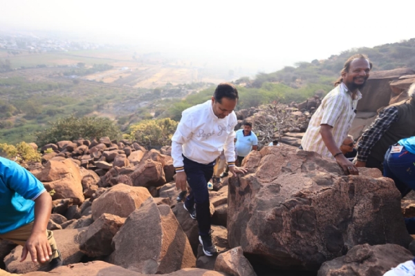 ಸಂಗನಕಲ್ಲಿನ ಗುಡ್ಡಕ್ಕೆ ಜಿಲ್ಲಾಧಿಕಾರಿ ನೇತೃತ್ವದಲ್ಲಿ ಅಧಿಕಾರಿಗಳ ಚಾರಣ : ಪ್ರವಾಸೋದ್ಯಮ ಅಭಿವೃದ್ಧಿಗೆ ಆಸಕ್ತಿ ಸಂಗನಕಲ್ಲಿನ ಗುಡ್ಡಕ್ಕೆ ಜಿಲ್ಲಾಧಿಕಾರಿ ನೇತೃತ್ವದಲ್ಲಿ ಅಧಿಕಾರಿಗಳ ಚಾರಣ : ಪ್ರವಾಸೋದ್ಯಮ ಅಭಿವೃದ್ಧಿಗೆ ಆಸಕ್ತಿ