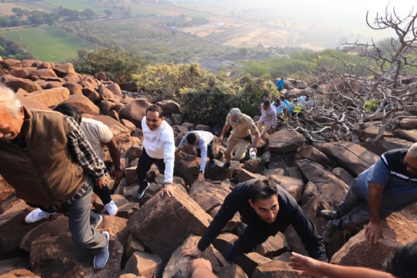 ಸಂಗನಕಲ್ಲಿನ ಗುಡ್ಡಕ್ಕೆ ಜಿಲ್ಲಾಧಿಕಾರಿ ನೇತೃತ್ವದಲ್ಲಿ ಅಧಿಕಾರಿಗಳ ಚಾರಣ : ಪ್ರವಾಸೋದ್ಯಮ ಅಭಿವೃದ್ಧಿಗೆ ಆಸಕ್ತಿ ಸಂಗನಕಲ್ಲಿನ ಗುಡ್ಡಕ್ಕೆ ಜಿಲ್ಲಾಧಿಕಾರಿ ನೇತೃತ್ವದಲ್ಲಿ ಅಧಿಕಾರಿಗಳ ಚಾರಣ : ಪ್ರವಾಸೋದ್ಯಮ ಅಭಿವೃದ್ಧಿಗೆ ಆಸಕ್ತಿ