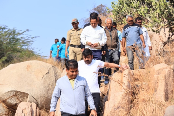 ಸಂಗನಕಲ್ಲಿನ ಗುಡ್ಡಕ್ಕೆ ಜಿಲ್ಲಾಧಿಕಾರಿ ನೇತೃತ್ವದಲ್ಲಿ ಅಧಿಕಾರಿಗಳ ಚಾರಣ : ಪ್ರವಾಸೋದ್ಯಮ ಅಭಿವೃದ್ಧಿಗೆ ಆಸಕ್ತಿ ಸಂಗನಕಲ್ಲಿನ ಗುಡ್ಡಕ್ಕೆ ಜಿಲ್ಲಾಧಿಕಾರಿ ನೇತೃತ್ವದಲ್ಲಿ ಅಧಿಕಾರಿಗಳ ಚಾರಣ : ಪ್ರವಾಸೋದ್ಯಮ ಅಭಿವೃದ್ಧಿಗೆ ಆಸಕ್ತಿ