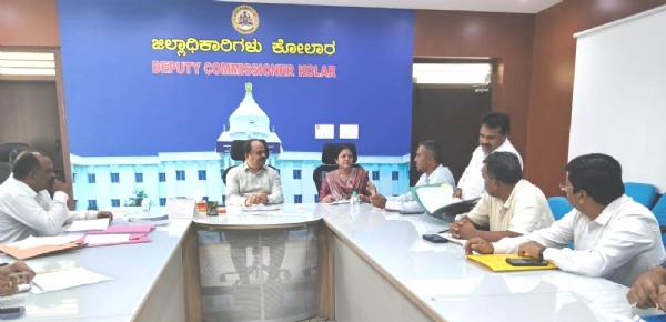 ಚಿತ್ರ - ಕೋಲಾರ ಜಿಲ್ಲಾಧಿಕಾರಿ ಡಾ.ರವಿ ಕೃಷಿಗಣತಿಯ ಬಗ್ಗೆ ಅಧಿಕಾರಿಗಳ ಸಭೆ ನಡೆಸಿದರು.