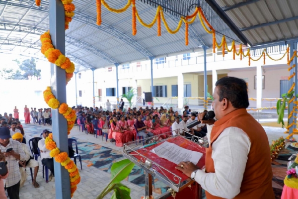 ಚಿತ್ರ - ಕೋಲಾರದ ಸರ್ಕಾರಿ ಪದವಿಪೂರ್ವ ಕಾಲೇಜಿನ ಸಭಾಂಗಣವನ್ನು ಮುಖ್ಯಮಂತ್ರಿಗಳ ಮಾಧ್ಯಮ ಸಲಹೆಗಾರ ಕೆ.ವಿ.ಪ್ರಭಾಕರ್ ಉದ್ಘಾಟಿಸಿ ಮಾತನಾಡಿದರು. ಚಿತ್ರ - ಕೋಲಾರದ ಸರ್ಕಾರಿ ಪದವಿಪೂರ್ವ ಕಾಲೇಜಿನ ಸಭಾಂಗಣವನ್ನು ಮುಖ್ಯಮಂತ್ರಿಗಳ ಮಾಧ್ಯಮ ಸಲಹೆಗಾರ ಕೆ.ವಿ.ಪ್ರಭಾಕರ್ ಉದ್ಘಾಟಿಸಿ ಮಾತನಾಡಿದರು.