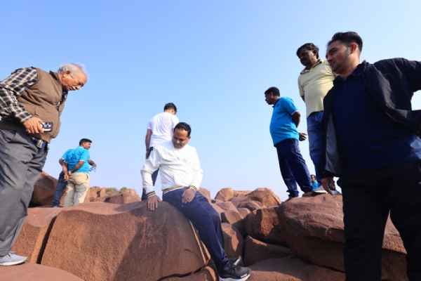 ಸಂಗನಕಲ್ಲಿನ ಗುಡ್ಡಕ್ಕೆ ಜಿಲ್ಲಾಧಿಕಾರಿ ನೇತೃತ್ವದಲ್ಲಿ ಅಧಿಕಾರಿಗಳ ಚಾರಣ : ಪ್ರವಾಸೋದ್ಯಮ ಅಭಿವೃದ್ಧಿಗೆ ಆಸಕ್ತಿ ಸಂಗನಕಲ್ಲಿನ ಗುಡ್ಡಕ್ಕೆ ಜಿಲ್ಲಾಧಿಕಾರಿ ನೇತೃತ್ವದಲ್ಲಿ ಅಧಿಕಾರಿಗಳ ಚಾರಣ : ಪ್ರವಾಸೋದ್ಯಮ ಅಭಿವೃದ್ಧಿಗೆ ಆಸಕ್ತಿ