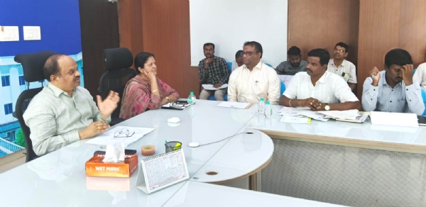 ಚಿತ್ರ - ಕೋಲಾರ ಜಿಲ್ಲಾಧಿಕಾರಿ ಡಾ.ಎಂ.ಆರ್.ರವಿ ಎತ್ತಿನಹೊಳೆ ಯೋಜನೆಯ ಭೂಸ್ವಾಧೀನದ ಬಗ್ಗೆ ಅಧಿಕಾರಿಗಳ ಸಭೆ ನಡೆಸಿದರು. ಚಿತ್ರ - ಕೋಲಾರ ಜಿಲ್ಲಾಧಿಕಾರಿ ಡಾ.ಎಂ.ಆರ್.ರವಿ ಎತ್ತಿನಹೊಳೆ ಯೋಜನೆಯ ಭೂಸ್ವಾಧೀನದ ಬಗ್ಗೆ ಅಧಿಕಾರಿಗಳ ಸಭೆ ನಡೆಸಿದರು.