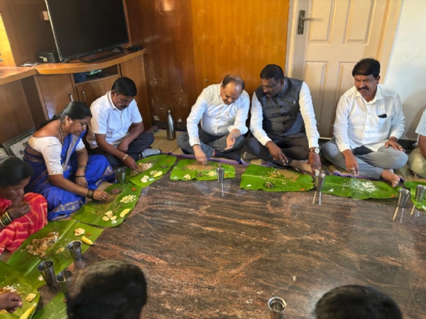 ಕೋಲಾರ ತಾಲ್ಲೂಕಿನ ನಾಗನಾಳ ಗ್ರಾಮದಲ್ಲಿ ಅರಿವು ಭಾರತ ಆಂದೋಲನದ ಭಾಗವಾಗಿ ನಾಗನಾಳ ಮಂಜುನಾಥ್ ರವರ ಮನೆಯಲ್ಲಿ ನಡೆದ ಸಹ ಭೋಜನದಲ್ಲಿ ಜಿಲ್ಲಾಧಿಕಾರಿ ಡಾ.ಎಂ.ಆರ್.ರವಿ ಹಾಗೂ ಇತರರು ಭೋಜನ ಮಾಡಿದರು. ಕೋಲಾರ ತಾಲ್ಲೂಕಿನ ನಾಗನಾಳ ಗ್ರಾಮದಲ್ಲಿ ಅರಿವು ಭಾರತ ಆಂದೋಲನದ ಭಾಗವಾಗಿ ನಾಗನಾಳ ಮಂಜುನಾಥ್ ರವರ ಮನೆಯಲ್ಲಿ ನಡೆದ ಸಹ ಭೋಜನದಲ್ಲಿ ಜಿಲ್ಲಾಧಿಕಾರಿ ಡಾ.ಎಂ.ಆರ್.ರವಿ ಹಾಗೂ ಇತರರು ಭೋಜನ ಮಾಡಿದರು.