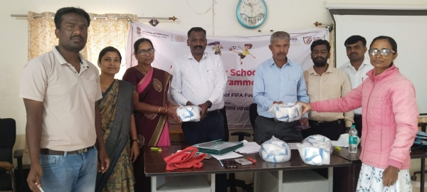 ಕೋಲಾರದ ನವೋದಯ ಶಾಲೆ ಉಪನ್ಯಾಸಕ ಬಾಬು ಕೋಲಾರದ ಕ್ಷೇತ್ರ ಸಂಪನ್ಮೂಲ ಕೇಂದ್ರದಲ್ಲಿ ತಾಲ್ಲೂಕಿನ ಸರ್ಕಾರಿ, ಅನುದಾನಿತ ಪ್ರೌಢಶಾಲೆಗಳಿಗೆ ಕೇಂದ್ರ ಸರ್ಕಾರ ಒದಗಿಸಿರುವ ಪುಟ್ಬಾಲ್ಗಳನ್ನು ಹಸ್ತಂತರಿಸಿದರು. ಕೋಲಾರದ ನವೋದಯ ಶಾಲೆ ಉಪನ್ಯಾಸಕ ಬಾಬು ಕೋಲಾರದ ಕ್ಷೇತ್ರ ಸಂಪನ್ಮೂಲ ಕೇಂದ್ರದಲ್ಲಿ ತಾಲ್ಲೂಕಿನ ಸರ್ಕಾರಿ, ಅನುದಾನಿತ ಪ್ರೌಢಶಾಲೆಗಳಿಗೆ ಕೇಂದ್ರ ಸರ್ಕಾರ ಒದಗಿಸಿರುವ ಪುಟ್ಬಾಲ್ಗಳನ್ನು ಹಸ್ತಂತರಿಸಿದರು.