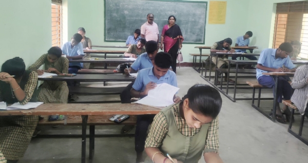 ಕೋಲಾರ ಜಿಲ್ಲಾದ್ಯಂತ ಎಸ್ಸೆಸ್ಸೆಲ್ಸಿ ರಾಜ್ಯಮಟ್ಟದ ಪೂರ್ವಸಿದ್ದತಾ ಪರೀಕ್ಷೆ ನಡೆಯುತ್ತಿರುವ ಪರೀಕ್ಷಾ ಕೇಂದ್ರಗಳಿಗೆ ಶಾಲಾ ಶಿಕ್ಷಣ ಇಲಾಖೆ ಕ್ಷೇತ್ರ ಶಿಕ್ಷಣಾಧಿಕಾರಿ ಮಧುಮಾಲತಿ ಪಡುವಣೆ ಭೇಟಿ ನೀಡಿ ಪರಿಶೀಲನೆ ನಡೆಸಿದರು.