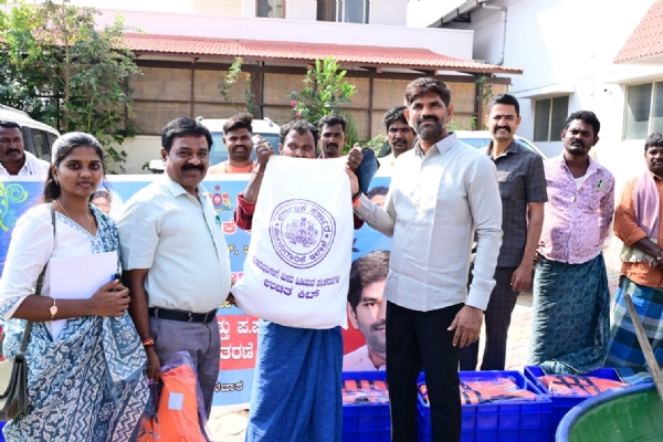 ಮೀನುಗಾರರಿಗೆ ಸಲಕರಣೆ ಕಿಟ್ ವಿತರಿಸಿದ ಶಾಸಕ ಜೆ.ಎನ್.ಗಣೇಶ್
