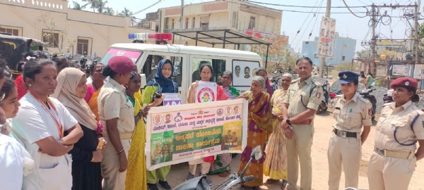 ಕೋಲಾರ ತಾಲ್ಲೂಕಿನ ನರಸಾಪುರ ಪ್ರಾಥಮಿಕ ಆರೋಗ್ಯ ಕೇಂದ್ರದ ಆವರಣದಲ್ಲಿ ಪೊಲೀಸ್ ಇಲಾಖೆ ಮತ್ತು ಆರೋಗ್ಯ ಇಲಾಖೆಯ ಸಹಯೋಗದಲ್ಲಿ ಮಹಿಳೆಯರ ಮತ್ತು ಮಕ್ಕಳ ಸಬಲೀಕರಣಕ್ಕಾಗಿ ಅಕ್ಕಪಡೆ ವಾಹನ ಮೂಲಕ ಜಾಗೃತಿ ಮೂಡಿಸಲಾಯಿತು. ನಿಮ್ಮೊಂದಿಗೆ ನಾವಿದ್ದೇವೆ ಎಂಬ ಘೋಷ ವಾಕ್ಯದೊಂದಿಗೆ ನಡೆದ ಕಾರ್ಯಕ್ರಮದಲ್ಲಿ ಕ್ಷೇತ್ರ ಆರೋಗ್ಯ ಶಿಕ್ಷಣಾಧಿಕಾರಿ ಗೀತಾ ಮಾತನಾಡಿದರು.