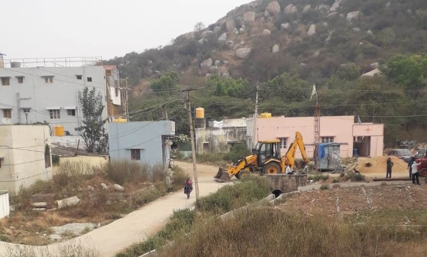 ನ್ಯಾಯಾಲಯದ ತಡೆಯಾಜ್ಞೆ ಇದ್ದರೂ ಕೋಲಾರ ತಾಲ್ಲೂಕಿನ ಕೆಂದಟ್ಟಿ ಗ್ರಾಮದಲ್ಲಿ ಅಕ್ರಮವಾಗಿ ಕಾಮಗಾರಿ ನಡೆಯುತ್ತಿದೆ.