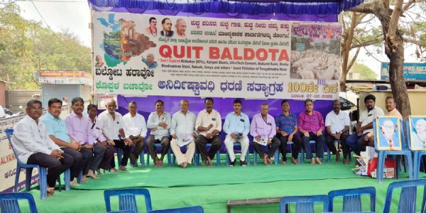 ಕೊಪ್ಪಳ ಬಂದ್ ಯಶಸ್ಸಿಗೆ ಅಭಿನಂದನೆ ; ಧರಣಿ ಸ್ಥಳದಲ್ಲಿ ಸಿಹಿ ಹಂಚಿಕೆ