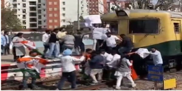 ಯುವ ಕಾಂಗ್ರೆಸ್ ಅಧ್ಯಕ್ಷರ ಬಂಧನ ವಿರೋಧಿಸಿ ರೈಲು ತಡೆ