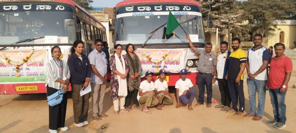 ಕೋಲಾರದಲ್ಲಿ ಸರ್ಕಾರಿ ಶಾಲೆಗಳ ಪರಿಶಿಷ್ಟ ಜಾತಿ,ವರ್ಗಗಳ ವಿದ್ಯಾರ್ಥಿಗಳ ಕರ್ನಾಟಕ ದರ್ಶನ ಶೈಕ್ಷಣಿಕ ಪ್ರವಾಸಕ್ಕೆ ಗುರುವಾರ ಬೆಳಗ್ಗೆ ನಗರದ ಜೂನಿಯರ್ ಕಾಲೇಜು ಮೈದಾನದಲ್ಲಿ ಪ್ರವಾಸೋದ್ಯಮ ನಿಗಮದ ಅಧಿಕಾರಿ ಶಾಂತಕುಮಾರ್,ಬಿಇಒ ಕಚೇರಿಯ ಸುದರ್ಶನ್ ಹಸಿರು ನಿಶಾನೆ ತೋರಿದರು. ಕೋಲಾರದಲ್ಲಿ ಸರ್ಕಾರಿ ಶಾಲೆಗಳ ಪರಿಶಿಷ್ಟ ಜಾತಿ,ವರ್ಗಗಳ ವಿದ್ಯಾರ್ಥಿಗಳ ಕರ್ನಾಟಕ ದರ್ಶನ ಶೈಕ್ಷಣಿಕ ಪ್ರವಾಸಕ್ಕೆ ಗುರುವಾರ ಬೆಳಗ್ಗೆ ನಗರದ ಜೂನಿಯರ್ ಕಾಲೇಜು ಮೈದಾನದಲ್ಲಿ ಪ್ರವಾಸೋದ್ಯಮ ನಿಗಮದ ಅಧಿಕಾರಿ ಶಾಂತಕುಮಾರ್,ಬಿಇಒ ಕಚೇರಿಯ ಸುದರ್ಶನ್ ಹಸಿರು ನಿಶಾನೆ ತೋರಿದರು.