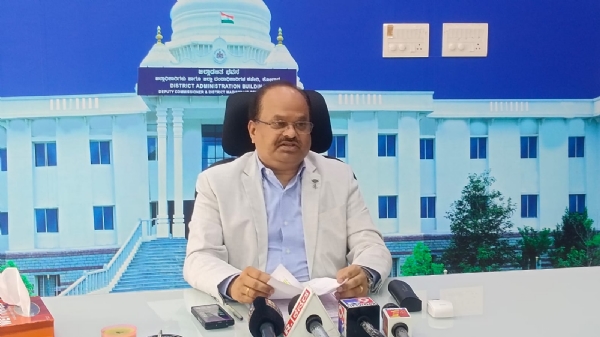 ಫೆಬ್ರವರಿ ೨೮ ರಿಂದ ನಡೆಯುವ ದ್ವಿತೀಯ ಪಿ.ಯು.ಸಿ. ಪರೀಕ್ಷೆಯ ಬಗ್ಗೆ ಜಿಲ್ಲಾಧಿಕಾರಿ ಎಂ.ಆರ್.ರವಿ ಪತ್ರಿಕಾಗೋಷ್ಠಿಯಲ್ಲಿ ಮಾಹಿತಿ ನೀಡಿದರು. ಫೆಬ್ರವರಿ ೨೮ ರಿಂದ ನಡೆಯುವ ದ್ವಿತೀಯ ಪಿ.ಯು.ಸಿ. ಪರೀಕ್ಷೆಯ ಬಗ್ಗೆ ಜಿಲ್ಲಾಧಿಕಾರಿ ಎಂ.ಆರ್.ರವಿ ಪತ್ರಿಕಾಗೋಷ್ಠಿಯಲ್ಲಿ ಮಾಹಿತಿ ನೀಡಿದರು.