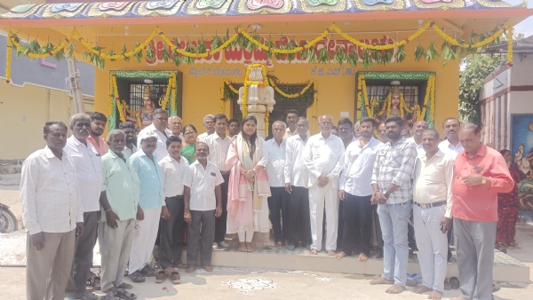 ಚಿತ್ರ ; ಕೆಜಿಎಫ್ ತಾಲ್ಲೂಕಿನ ಬೇತಮಂಗಲ ಗ್ರಾಮದ ಹೊಸ ಬಡಾವಣೆಯ ಶ್ರೀ ರೇಣುಕಾ ಯಲ್ಲಮ್ಮ ದೇವಾಲಯದಲ್ಲಿ ಶ್ರೀ ರೇಣುಕಾ ಯಲ್ಲಮ್ಮ ಬಳಗದ ವತಿಯಿಂದ ನೂತನ ನ್ಯಾಯಾಧೀಶರಾಗಿ ಆಯ್ಕೆಯಾದ ಅಶ್ವಿನಿ ಅವರನ್ನು ಸನ್ಮಾನಿಸಲಾಯಿತು.