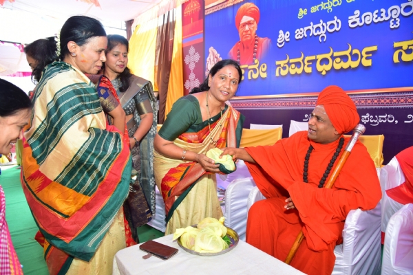 ತಾಯಂದಿರರಲ್ಲಿ ಕುಟುಂಬ ಪ್ರಜ್ಞೆಯನ್ನು ಗಟ್ಟಿಗೊಳಿಸಲು ಉಡಿ ತುಂಬುವ ಕಾರ್ಯ ತಾಯಂದಿರರಲ್ಲಿ ಕುಟುಂಬ ಪ್ರಜ್ಞೆಯನ್ನು ಗಟ್ಟಿಗೊಳಿಸಲು ಉಡಿ ತುಂಬುವ ಕಾರ್ಯ