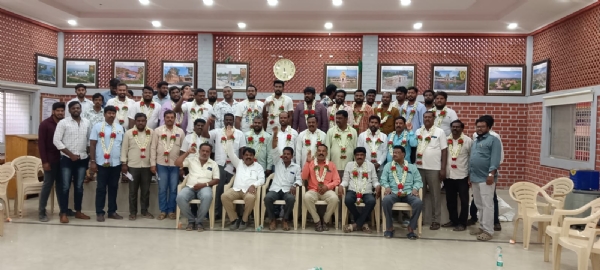 ಚಿತ್ರ ; ಕೋಲಾರ ನಗರದ ಪತ್ರಕರ್ತರ ಭವನದಲ್ಲಿ ನಡೆದ ಭೋವಿ ಯುವ ವೇದಿಕೆ ನೂತನ ಪದಾಧಿಕಾರಿಗಳ ಸಭೆಯಲ್ಲಿ ಭೋವಿ ಸಮುದಾಯದ ಅಧ್ಯಕ್ಷೆಯಾಗಿ ಮಂಗಮ್ಮ ಮುನಿಸ್ವಾಮಿ ಮುಂದುವರೆಯಲು ಸರ್ವಾನುಮತದ ತೀರ್ಮಾನ ಕೈಗೊಳ್ಳಲಾಯಿತು.