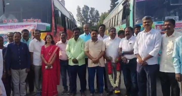 ಚಿತ್ರ ; ಬಂಗಾರಪೇಟೆ ಪಟ್ಟಣದ ಎಸ್.ಎನ್ ರೆಸಾರ್ಟ್ ಬಳಿ ರಾಜ್ಯಮಟ್ಟದ ಶೈಕ್ಷಣಿಕ ಮಹಾ ಸಮ್ಮೇಳನ ಧನ್ಯತಾ ಸಮರ್ಪಣೆ ಹಾಗೂ ಸುವರ್ಣ ಮಹೋತ್ಸವ ಕಾರ್ಯಕ್ರಮಕ್ಕೆ ಬೆಂಗಳೂರಿಗೆ ತೆರಳಲು ಬಸ್ ಗೆ ಚಾಲನೆ ನೀಡಿದರು. ಚಿತ್ರ ; ಬಂಗಾರಪೇಟೆ ಪಟ್ಟಣದ ಎಸ್.ಎನ್ ರೆಸಾರ್ಟ್ ಬಳಿ ರಾಜ್ಯಮಟ್ಟದ ಶೈಕ್ಷಣಿಕ ಮಹಾ ಸಮ್ಮೇಳನ ಧನ್ಯತಾ ಸಮರ್ಪಣೆ ಹಾಗೂ ಸುವರ್ಣ ಮಹೋತ್ಸವ ಕಾರ್ಯಕ್ರಮಕ್ಕೆ ಬೆಂಗಳೂರಿಗೆ ತೆರಳಲು ಬಸ್ ಗೆ ಚಾಲನೆ ನೀಡಿದರು.