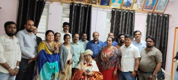 ಶಾಲಾ ಶಿಕ್ಷಣ ಇಲಾಖೆಯ ಕೋಲಾರ ಜಿಲ್ಲಾ ಶಿಕ್ಷಣಾಧಿಕಾರಿ ಡಾ.ಎಸ್.ಆರ್.ವೀಣಾ ಅವರು ಮಂಡಿಸಿದ್ದ ಪ್ರಬಂಧಕ್ಕೆ ಕರ್ನಾಟಕ ರಾಜ್ಯ ಮುಕ್ತ ವಿಶ್ವವಿದ್ಯಾಲಯದ ಡಾಕ್ಟರೇಟ್ ನೀಡಿದೆ. ಅವರನ್ನು ಡಿಡಿಪಿಐ ಅಲ್ಮಾಸ್ ಫವೀನ್ ತಾಜ್ ಸನ್ಮಾನಿಸಿದರು. ಶಾಲಾ ಶಿಕ್ಷಣ ಇಲಾಖೆಯ ಕೋಲಾರ ಜಿಲ್ಲಾ ಶಿಕ್ಷಣಾಧಿಕಾರಿ ಡಾ.ಎಸ್.ಆರ್.ವೀಣಾ ಅವರು ಮಂಡಿಸಿದ್ದ ಪ್ರಬಂಧಕ್ಕೆ ಕರ್ನಾಟಕ ರಾಜ್ಯ ಮುಕ್ತ ವಿಶ್ವವಿದ್ಯಾಲಯದ ಡಾಕ್ಟರೇಟ್ ನೀಡಿದೆ. ಅವರನ್ನು ಡಿಡಿಪಿಐ ಅಲ್ಮಾಸ್ ಫವೀನ್ ತಾಜ್ ಸನ್ಮಾನಿಸಿದರು.