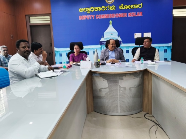 ಫೆಬ್ರವರಿ ೬ ರಂದು ಕೋಲಾರದಲ್ಲಿ ನಡೆಯಲಿರುವ ಗ್ಯಾರಂಟಿ ಯೋಜನೆಯ ಕಾರ್ಯಾಗಾರದ ಪೂರ್ವಭಾವಿ ಸಭೆಯನ್ನು ಜಿಲ್ಲಾಧಿಕಾರಿ ಡಾ.ಎಂ.ಆರ್. ರವಿ ಉದ್ಘಾಟಿಸಿದರು.