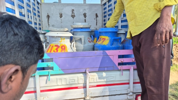 ಆಹಾರ ಸುರಕ್ಷತಾ ಇಲಾಖೆಯ ಅಧಿಕಾರಿಗಳ ತಂಡ ಕಲಬೆರಕೆ ಹಾಲು ಸರಬರಾಜು ಜಾಲದ ಮೇಲೆ ದಾಳಿ ನಡೆಸಿದರು.