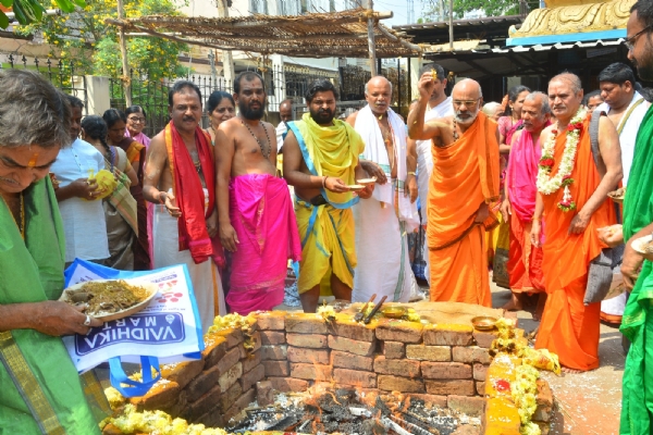 ಲೋಕಕಲ್ಯಾಣಕ್ಕಾಗಿ ಶನೇಶ್ವರ ದೇವಸ್ಥಾನದಲ್ಲಿ ಹೋಮ ಹವನ ಲೋಕಕಲ್ಯಾಣಕ್ಕಾಗಿ ಶನೇಶ್ವರ ದೇವಸ್ಥಾನದಲ್ಲಿ ಹೋಮ ಹವನ