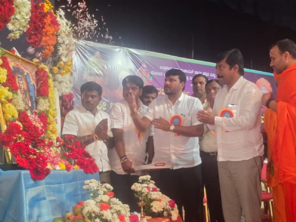 ಶ್ರೀ ಜಗದ್ಗುರು ರೇಣುಕಾಚಾರ್ಯ ಜಯಂತಿ ಕಾರ್ಯಕ್ರಮವನ್ನು ಶಾಸಕ ಕೊತ್ತೂರು ಮಂಜುನಾಥ್ ಅಧ್ಯಕ್ಷತೆ ವಹಿಸಿ ಮಾತನಾಡಿದರು. ಶ್ರೀ ಜಗದ್ಗುರು ರೇಣುಕಾಚಾರ್ಯ ಜಯಂತಿ ಕಾರ್ಯಕ್ರಮವನ್ನು ಶಾಸಕ ಕೊತ್ತೂರು ಮಂಜುನಾಥ್ ಅಧ್ಯಕ್ಷತೆ ವಹಿಸಿ ಮಾತನಾಡಿದರು.