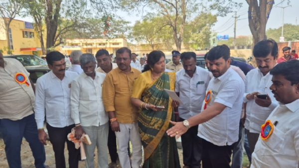 ಟಿ.ಚನ್ನಯ್ಯ ರಂಗಮ0ದಿರದ ಅಭಿವೃದ್ದಿ ಕಾರ್ಯವನ್ನು ಶಾಸಕ ಕೊತ್ತೂರು ಜಿ ಮಂಜುನಾಥ್ ಹಾಗೂ ವಿಧಾಪರಿಷತ್ ಸದಸ್ಯ ಎಂ.ಎಲ್ ಅನಿಲ್ ಕುಮಾರ್ ಭಾನುವಾರ ವೀಕ್ಷಣೆ ನಡೆಸಿದರು.