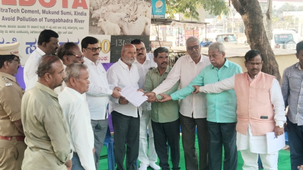 ಬಲ್ಡೋಟ ವಿರೋಧಿ ಧರಣಿಯಲ್ಲಿ  ಮಂಡಳಿ ಅಧ್ಯಕ್ಷ ನರೇಂದ್ರ ಸ್ವಾಮಿ ಮನವಿ ಸ್ವೀಕಾರ