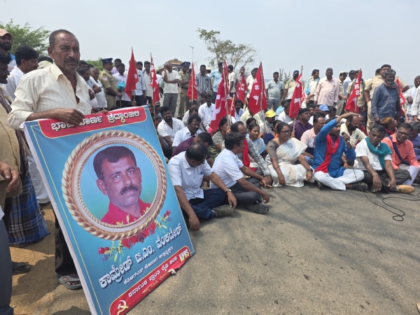 ಕೋಲಾರ ತಾಲ್ಲೂಕಿನ ಮುದುವಾಡಿ ಕೆರೆ ಕಟ್ಟೆಯ ಮೇಲೆ ತಡೆಗೋಡೆ ನಿರ್ಮಿಸಲು ಒತ್ತಾಯಿಸಿ ವಿವಿಧ ಸಂಘಟನೆಗಳಿAದ ಶುಕ್ರವಾರ ಪ್ರತಿಭಟನೆ ನಡೆಸಲಾಯಿತು.