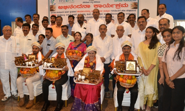 ಪ್ರಸಕ್ತ ಸಾಲಿನಲ್ಲಿ ಯು.ಪಿ.ಎಸ್.ಸಿ. ಸ್ಪರ್ಧಾತ್ಮಕ ಪರೀಕ್ಷೆಗಳಲ್ಲಿ ಕೇಂದ್ರ ಸರ್ಕಾರದ ಕ್ಲಾಸ್ ೧ ಹುದ್ದೆಗಳಿಗೆ ಆಯ್ಕೆಯಾಗಿರುವ ಅಭ್ಯರ್ಥಿಗಳನ್ನು ಒಕ್ಕಲಿಗರ ಫಸ್ಟ್ ಸರ್ಕಲ್ನಿಂದ ಸನ್ಮಾನಿಸಲಾಯಿತು. ಪ್ರಸಕ್ತ ಸಾಲಿನಲ್ಲಿ ಯು.ಪಿ.ಎಸ್.ಸಿ. ಸ್ಪರ್ಧಾತ್ಮಕ ಪರೀಕ್ಷೆಗಳಲ್ಲಿ ಕೇಂದ್ರ ಸರ್ಕಾರದ ಕ್ಲಾಸ್ ೧ ಹುದ್ದೆಗಳಿಗೆ ಆಯ್ಕೆಯಾಗಿರುವ ಅಭ್ಯರ್ಥಿಗಳನ್ನು ಒಕ್ಕಲಿಗರ ಫಸ್ಟ್ ಸರ್ಕಲ್ನಿಂದ ಸನ್ಮಾನಿಸಲಾಯಿತು.