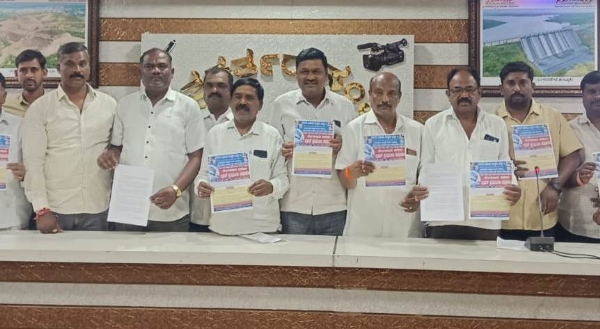 ಕೋಲಾರದಲ್ಲಿ ಹಳೆಯ ಮೀಸಲಾತಿಯನ್ನು ಮುಂದುವರಿಸಲು ಬೆಂಗಳೂರು ಚಲೋ ಪೂರ್ವಭಾವಿ ಸಭೆಯಲ್ಲಿ  ಭೋವಿ ಕ್ಷೇಮಾಭಿವೃದ್ಧಿ ಸಂಘದ ಜಿಲ್ಲಾಧ್ಯಕ್ಷ ಸಿ.ವಿ ಗೋಪಾಲ್ ಮಾತನಾಡಿದರು.