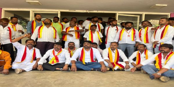 ರೈಲ್ವೆ ಪರೀಕ್ಷೆಯಲ್ಲಿ ಕನ್ನಡ ಕಡೆಗಣನೆ; ಕರವೇ ಪ್ರತಿಭಟನೆಗೆ ಮಣಿದ ಇಲಾಖೆ, ಪರೀಕ್ಷೆ ಮುಂದೂಡಿಕೆ